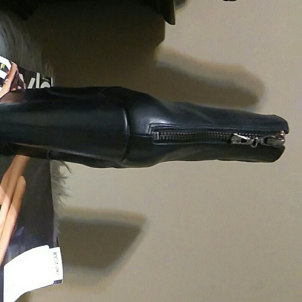 Max Azria - Picture 2 of 6